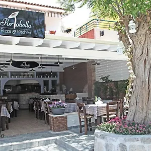Daire Center House, Kassandra